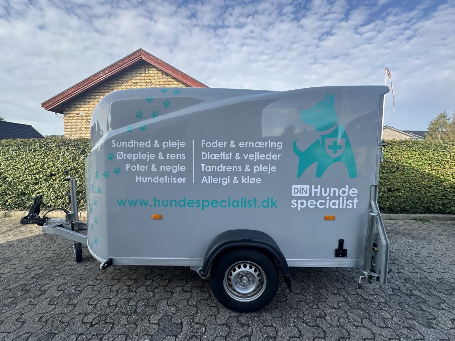 Hundespecialist trailer med logo og behandlinger